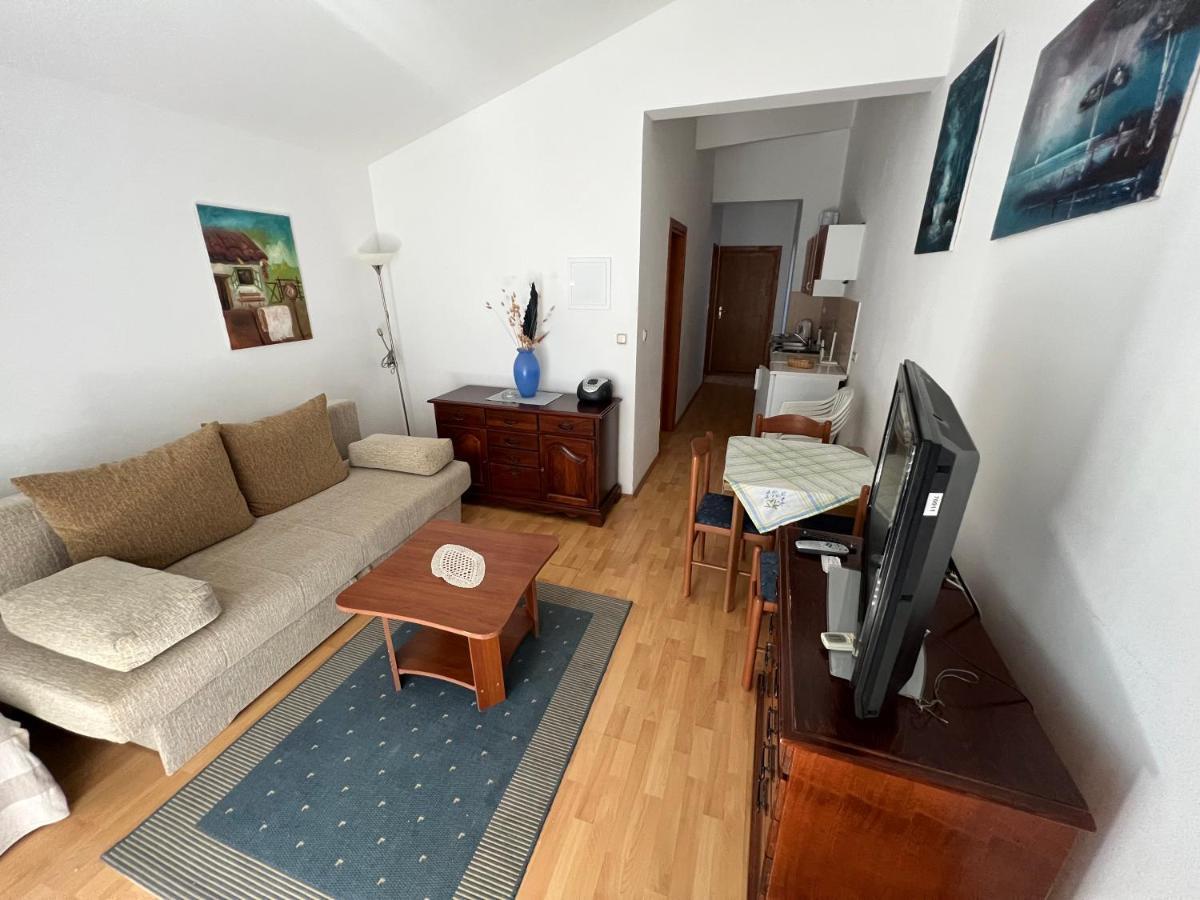 Apartments Akiki Karlobag Eksteriør billede